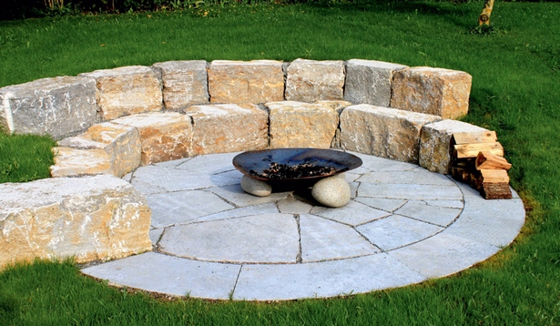 Feuerstelle naturstein